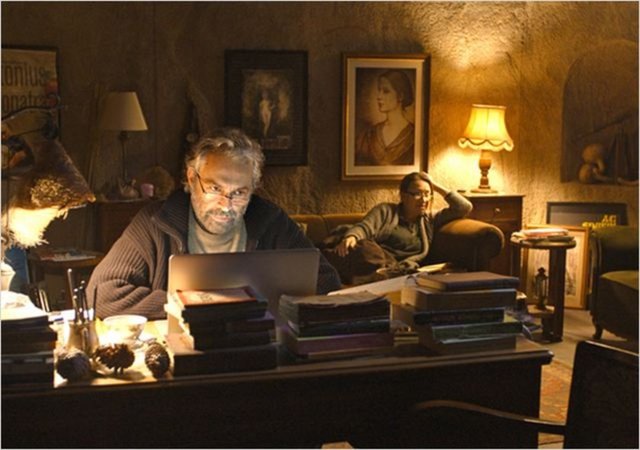 İş, sanat ve cemiyet hayatının önde gelen isimleri galaya büyük ilgi gösterirken basın mensuplarının sorularını yanıtlayan Haluk Bilginer, filmi ilk defa izleyeceğini açıkladı: "Cannes'da izleyemedim, bugün ilk defa izleyeceğim" dedi.