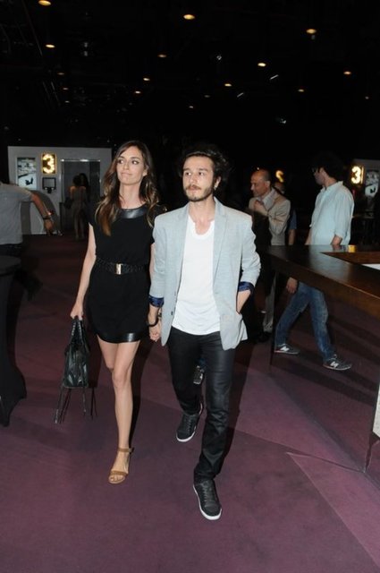 El ele geldilerOyuncu Burak Hakkı'yla boşandıktan sonra uzun süre yalnız olan Sema Şimşek, galaya sevgilisiyle el ele geldi. İlişkisiyle ilgili sorulan sorulara cevap vermeyen Sema Şimşek gece boyunca sevgilisinin elini bir an olsun bırakmadı.