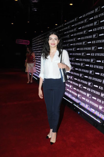 'Çağatay çalıyor biz söylüyoruz''Medcezir'in güzeli Hazar Ergüçlü de 'Kış Uykusu' filmini izlemek için galadaki yerini aldı. Medcezir'le ilgili konuşan Ergüçlü, "Sezon finaline az kaldı. Sette Çağatay gitar çalıyor biz şarkı söylüyoruz" dedi.