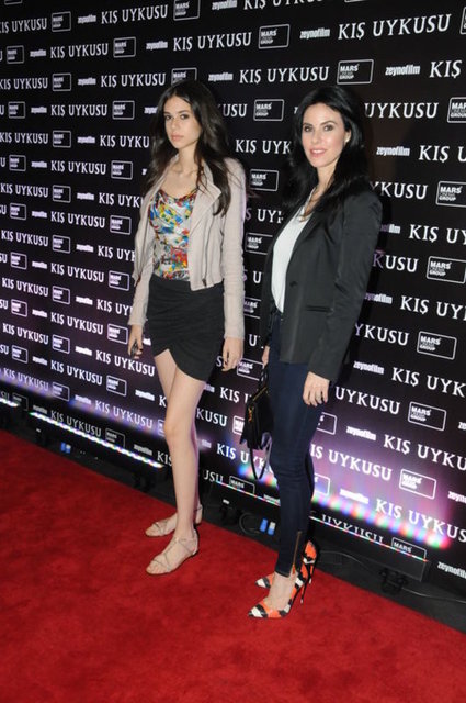 Samyeli galaya kızıyla katıldıDefne Samyeli, galaya kızı Derin Talu ile katıldı. Samyeli'nin topuklu ayakkabı giymesine rağmen kızının annesinin boyunu geçtiği görüldü. Samyeli'yle kızını görenler 'boynuz kulağı geçer' yorumu yaptı.