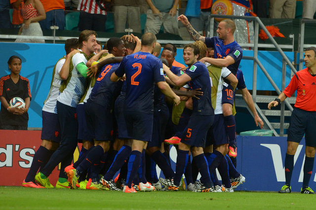 - "Önünüzde Şili ve Avustralya maçları var, bize şampiyonluklar yaşatan yeteneğinizi bu karşılaşmalarda gösterin" yorumunda bulundu.