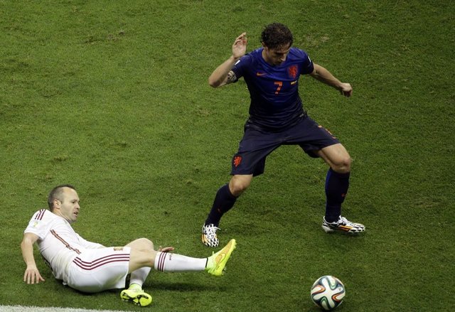 -  - El Mundo Deportivo: "Günlerden 13. Cuma", "Hollanda, Güney Afrika'nın intikamını Kırmızılardan aldı"