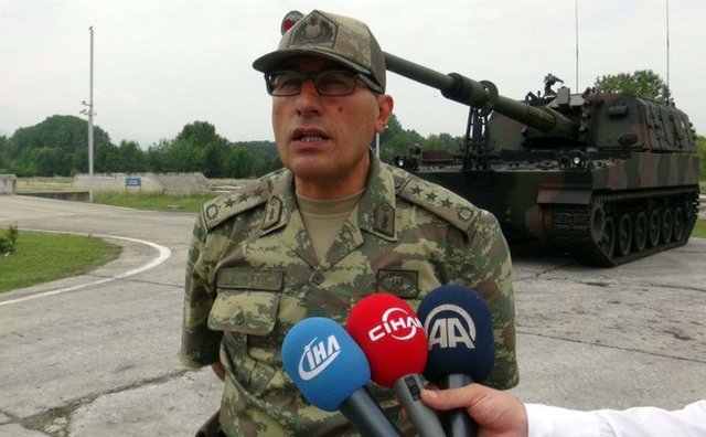 Sakarya'da bulunan üretim tesisinde basın mensuplarına T-155 Fırtına Obüsü'nü tanıtan Arifiya Ana Bakım Merkezi Komutanı Albay Ertuğrul Akkaya, obüsün parçalarının üretim aşamaları hakkında basın mensuplarına çeşitli bilgilendirmelerde bulundu.