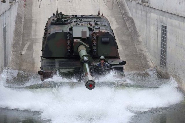 Tasarım çalışmalarına 1995 yılında başlanan ilk Türk kundağı motorlu obüsü olarak bilinen 'Fırtına Obüsü'nün üretim aşamasına 2000 yılında geçildi ve seri üretime 2002 yılında başlandı.