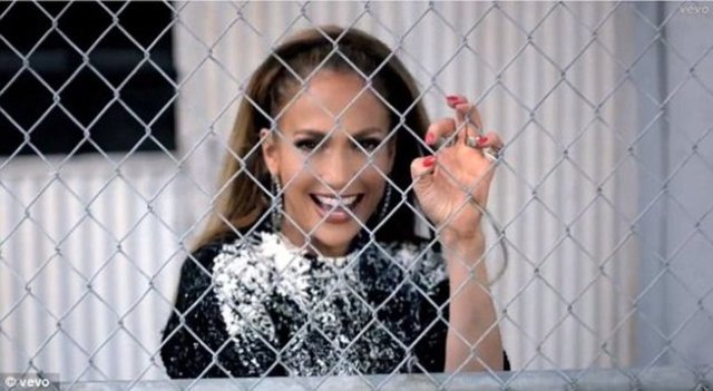 Yeni single çalışması A.K.A için kamera karşısına geçen J.Lopez,1dakikalık klipte hayranlarını yine büyüleyecek.