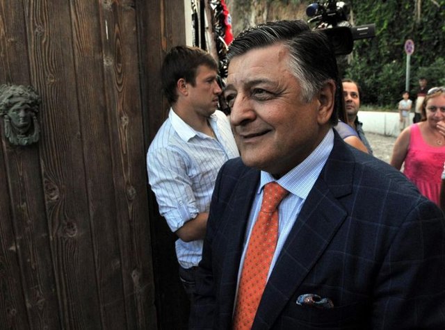 Genç yıldıza Antalyaspor'dayken fırsat tanıyan ve her zaman destek olan Teknik Direktör Yılmaz Vural ile yine Burak Yılmaz'ı Beşiktaş'a transfer eden dönemin Antalyaspor Kulüp Başkanı Sedat Peker ve çok sayıda davetli de yıldız futbolcuyu yalnız bırakmadı