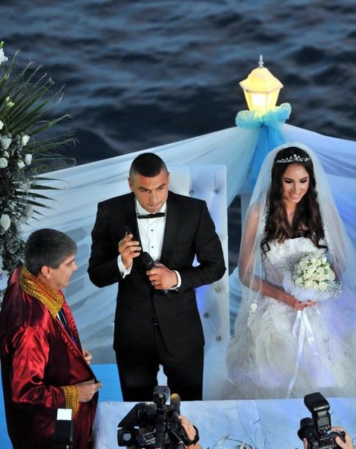 Burak Yılmaz'a cep telefonuyla görüşüp mutluluklar dileyen Başbakan Recep Tayyip Erdoğan, gençlerden çocuk konusunda 'hattrick' yapmasını istedi.