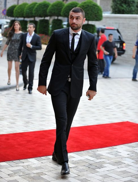 @bugrylmz - Şimdi Burak Yılmaz kendi düğününe t-shirt ile gidiyor ve gelin hanım buna birşey demiyor mu, o nasıl iş be.. Tabiata aykırı..