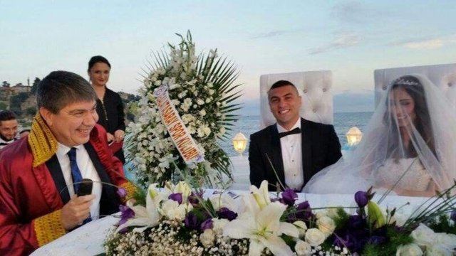 Türel, "Bu nikah için herhalde 5 yıl benim belediye başkanı olmamı bekledi. Belki biraz da gecikti. Ama ben Burak'ı daha fazla bekletmek istemem" diye konuştu.