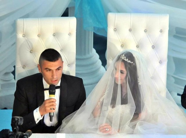 Gelin İstem Atilla'dan 'Evet' yanıtını aldıktan sonra Yılmaz'a dönen Türel'in "Burak sen onbinler önünde bizi, milli takımı, Galatasaray'ı, Antalyaspor'u her zaman mutlu ettin, heyecanlandırdın. Bugünkü heyecanın nasıl?  Sahadakine benziyor mu?" sorusuna.