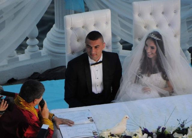 Çiftin nikahını kıyan Antalya Büyükşehir Belediye Başkanı AK Partili Menderes Türel, "Beni heyecanlandıran nikahlar vardır. Bunlardan bir tanesi de bu gün kıyacağım Burak Yılmaz ve İstem kızımızın nikahı" dedi.