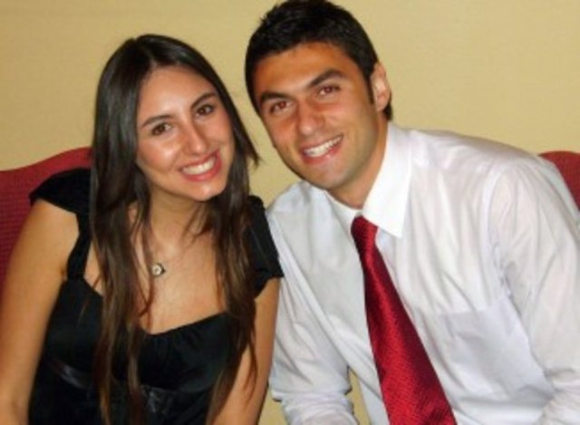 Burak, Fenerbahçe'de oynarken; Haziran 2009'da kına gecesinde şiddetli bir kavgaya tutuşan çift ayrılmış, ikilinin yakınlarının ikna çabaları sonuç vermemişti. İlerleyen süreçte yeniden barışan çift, 5 yıl sonra evlenme kararı aldı.