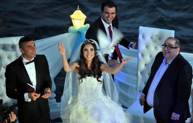 Nikahın ardından çift gökyüzüne güvercin uçurdu, ardından davetlilere katılımlarından dolayı teşekkür etti.