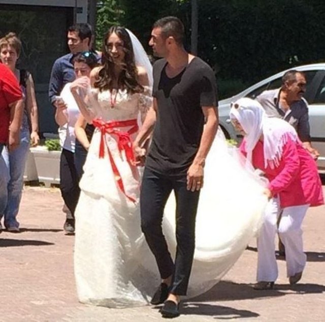 @canerozturk61 - Burak Yılmaz gelin alırken tişört babet giymiş, ciddiyete gel
