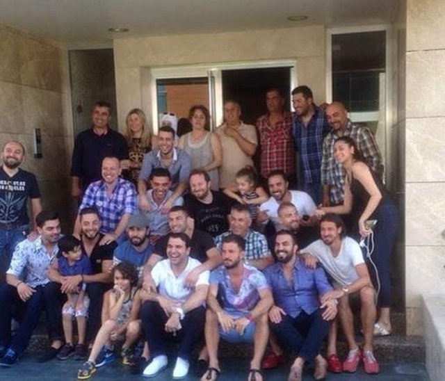 @esrakandeer - Burak Yılmaz'ın dügünü o kadar acele oldu ki sanırım damatlık almaya vakti kalmadı.. :-D