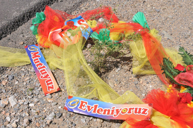 Muş'ta damadın kullandığı gelin arabasının düğün konvoyunda takla atması sonucu meydana gelen kazada, 23 yaşındaki gelin Rezzan Yanılmaz öldü.