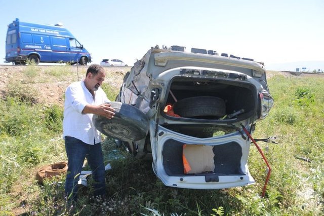 Damat Sadık Yıldız yönetimindeki 65 LB 464 plakalı otomobil, karşı yönden gelen Habip Ulaşkın yönetimindeki 07 LBZ 74 plakalı otomobil ile kafa kafaya çarpıştı.  -