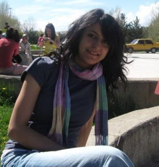 - Çarpmanın etkisiyle takla atarak şarampole yuvarlanan otomobilde gelin Rezan Yanılmaz yolda öldü.