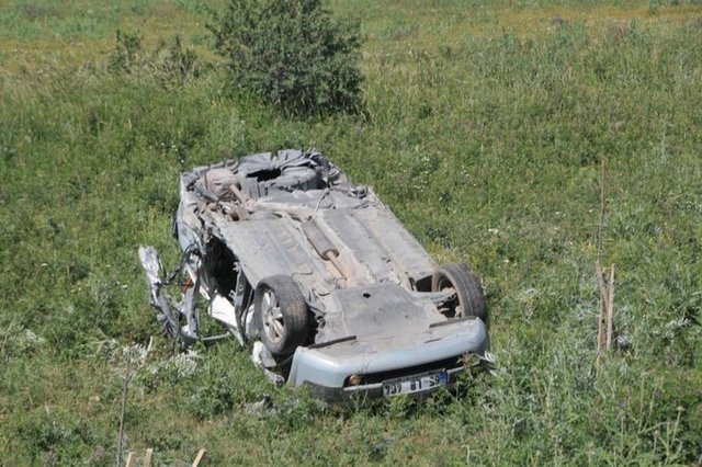 Üzerinde 'Mutluyuz' notu bulunan gelin arabasındaki süsler yola savruldu. Gelinin ölümü iki aileyi de yasa boğdu. Rezan Yanılmaz'ın cesedi otopsi yapıldıktan sonra toprağa verilmek üzere memleketi Solhan'a götürüldü. Sürücü Habip Ulaşkın gözaltına alındı.