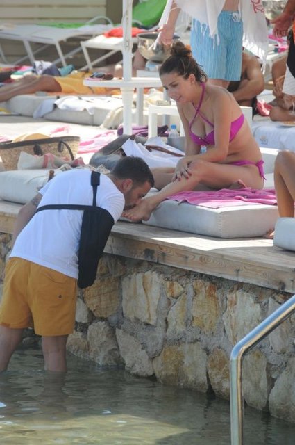 Mazhar Can iki yıl önce aynı yerde Tuğba Özerk'in ayağını böyle öpmüştü.