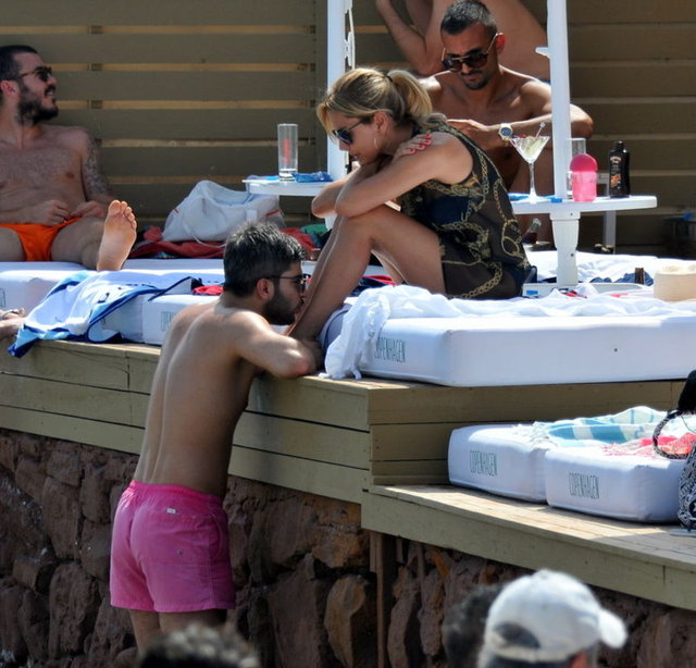 İki yıl önce Mazhar Can'ın o günlerdeki kız arkadaşı popçu Tuğba Özerk'in ayağını öptüğü Marakech Beach' te bu kez Serkan Uçar sevgilisi Ece Erken'in ayağını öptü.