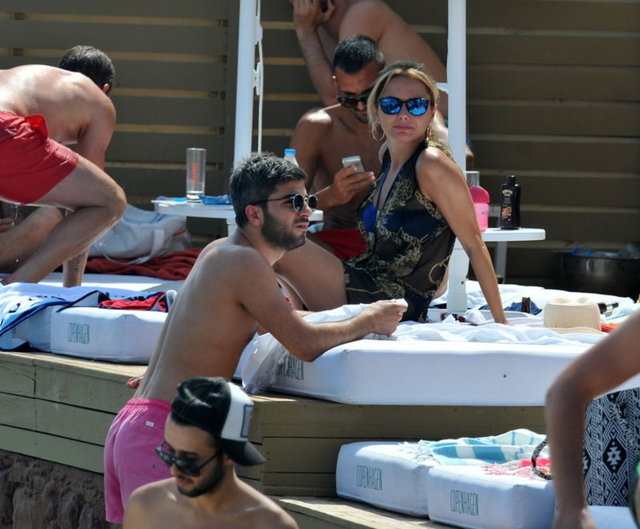 Uçar, öpücük sonrası denize girerken Erken iskelede oturmayı tercih etti.