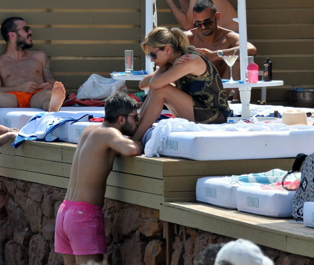 Serkan Uçar çevredekilerin şaşkın bakışları altında sevgilisi Ece Erken'in ayağına öpücükler kondurdu.