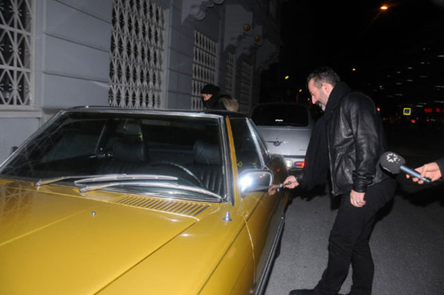 Ayrıca Cem Yılmaz sadece araç fiyatlarını arttırmakla kalmadı. Türk ressamlarının eserlerini toplayarak yeni bir koleksiyona sahip olmak isteyen Yılmaz, tablo fiyatlarını arttırdı.