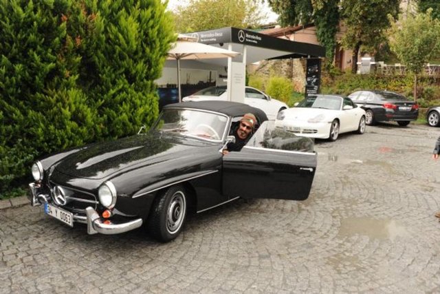 Yılmaz evinin garajına sığmayan klasik otomobilleri için Etiler'de otopark kiralamıştı.