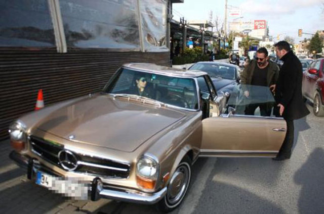 Bugün Gazetesi'nin haberine göre art arda klasik otomobil satın alan Cem Yılmaz, ağırlıklı olarak Mercedes'e yönelince araçların fiyatları da bir anda fırladı.