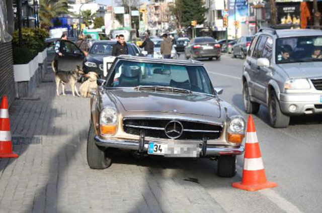 Garajındaki çok sayıda lüks otomobili bulanan Cem Yılmaz, şimdi de klasik otomobillere merak sardı.