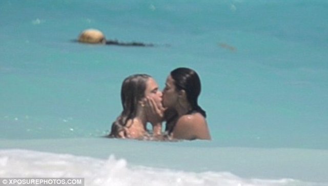 Son dönemde Hollywood kulislerinde Delevingne'in ayrıldığı sevgilisi Michelle Rodriguez'in, Delevingne'in aktris Sienna Miller'la yakınlığını kıskandığı iddia ediliyor.