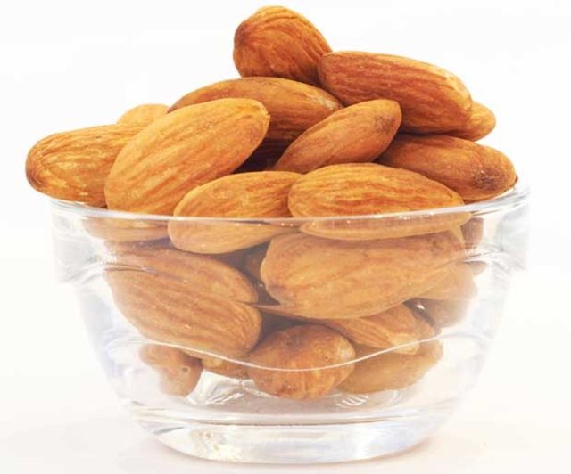 Beyin fonksiyonlarında etkili bir vitamin olan E vitaminini ofiste bir avuç ceviz ve badem yiyerek alabilirsiniz.