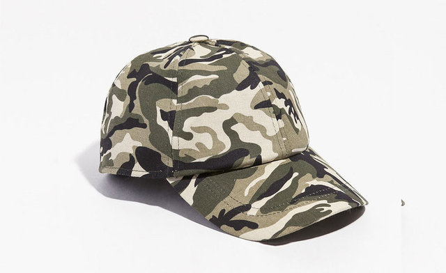 Kamuflaj desenli bir cap, plaj için yerinde bir aksesuar seçimi olacaktır. Kamuflaj şapka Zara 49.95 TL.