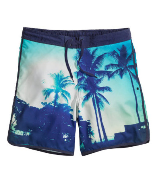 Tropik desenler de bu sezonun gözdelerinden olacak. H&M şort mayo 59.95 TL.