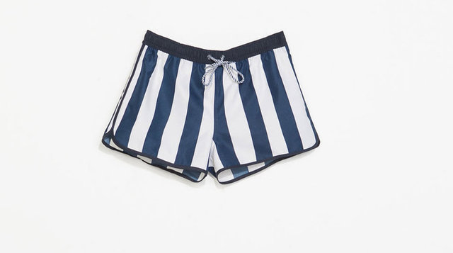 Bu yılın erkek plaj modasında en göze çarpan trendlerden biri de çizgiler. Yatay, dikey, ince veya kalın farketmiyor. Çizgili parçaları rahatlıkla tercih edebilirsiniz.