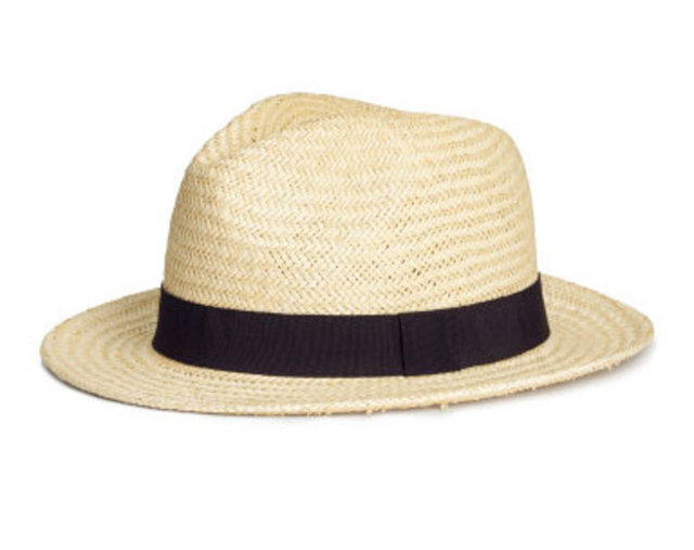 Bu sene plaj modasının must-have parçası hasır şapkalar olacak. Mutlaka bir tane edinin derim. Grogren şeritli hasır şapka H&M 24.95 TL.