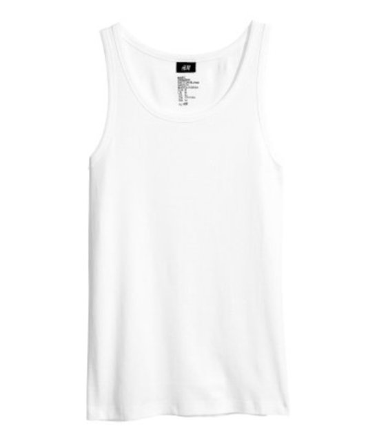 Bu desende bir tercih yapacaksanız, beyaz renkte bir atletle tamamlayabilirsiniz. Beyaz atlet yine  H&M imzalı fiyatı 9.95 TL.