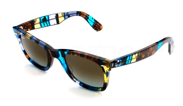 Bu renkli kombini en iyi tamamlayacak aksesuar ise Ray Ban Wayfarer Blocks Dancers güneş gözlüğü olacaktır.