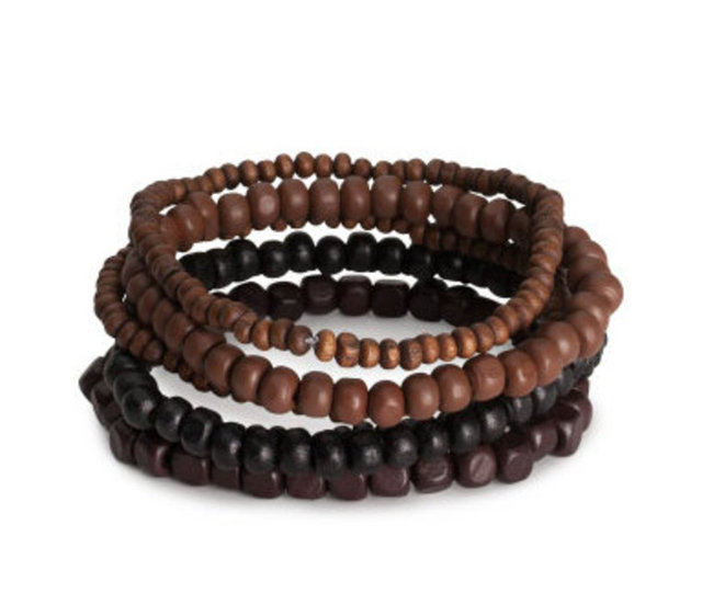 Bir aksesuar seçeneği de plaj da dahi bileklerinden vazgeçemeyen beyler için. 6'lı bileklik seti H&M 9.95 TL.