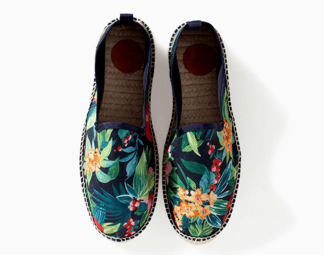 Bu şık şortları espadrillerle veya sandaletlerle tamamlayabilirsiniz.