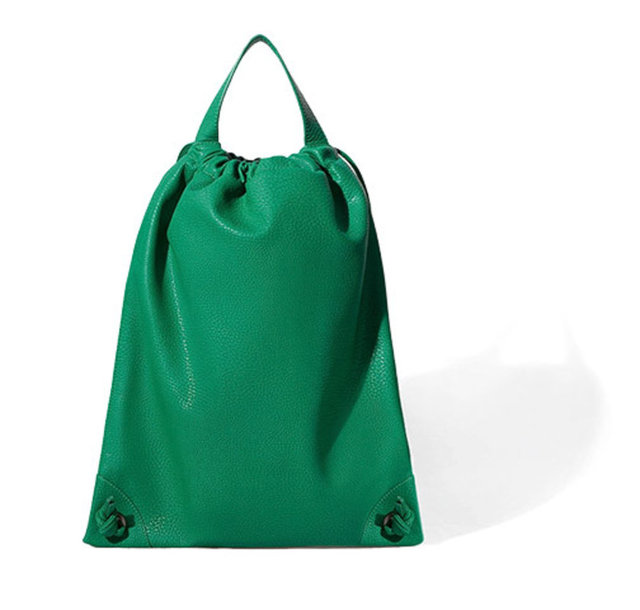 Aksesuar seçenekleriniz bununla sınırlı kalmıyor elbette. Gerek duyduğunuz tüm eşyalarınızı taşıyabileceğiniz şık bir kit bag de alternatifleriniz arasında olmalı.