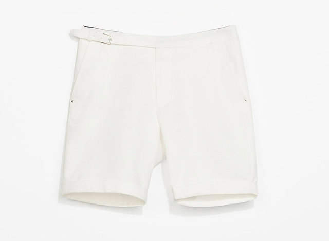 Plajda bir t-shirt ile, plaj sonrası keten bir gömlekle. Her açıdan kullanışlı olacaktır. Beyaz koton şort Zara 99.95 TL