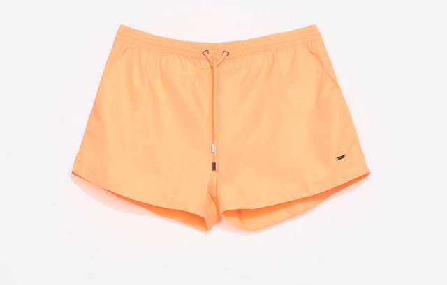 Beyler bu sene plajları kasıp kavuracaklar gibi görünüyor. Parlak tonların beyaz ile bir araya geldiği şort mayolar bu cümlenin en net kanıtlarından biri.