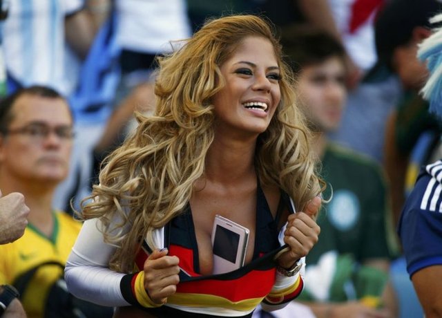 Almanya ile Arjantin arasında oynanan 2014 Dünya Kupası final maçında tribünlerde birbirinden renkli görüntüler yaşandı...