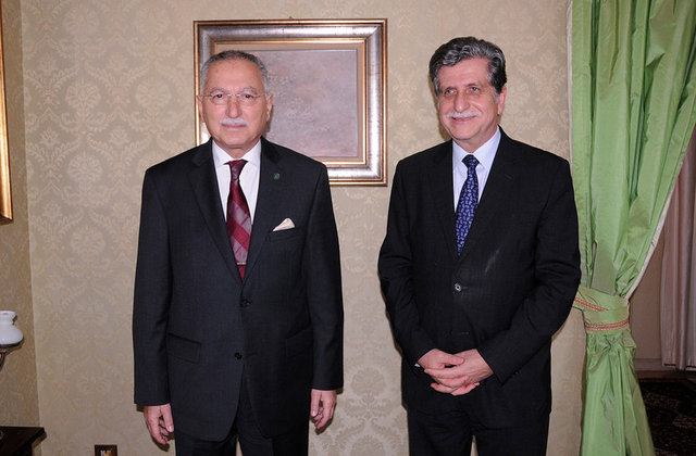 Türkiye Devlet Üstün Hizmet Madalyası(2000), Ürdün Birinci Derece İstiklal Madalyası, İKÖ Şeref ve Liyakat Sertifikası ile Mısır Cumhuriyeti Liyakat Nişanı ile ödüllendirildi.