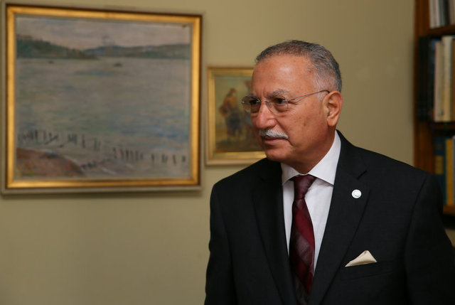 Türk kültürünü küçük yaşta aile çevresinde tanıyan İhsanoğlu, Kahire Milli Kütüphanesi'nde ve Ayn Şems Üniversitesi Edebiyat Fakültesi'nde Osmanlı kültürü ve edebiyatı ile ilgili araştırma ve eğitim çalışmaları yaptı.