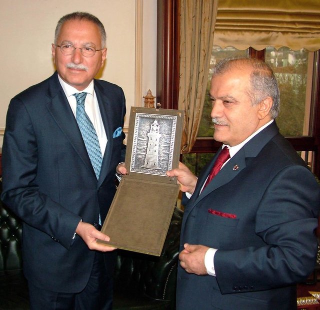 Devlet Üstün Hizmet Madalyası sahibi olan İhsanoğlu evli ve 3 çocuk babası.