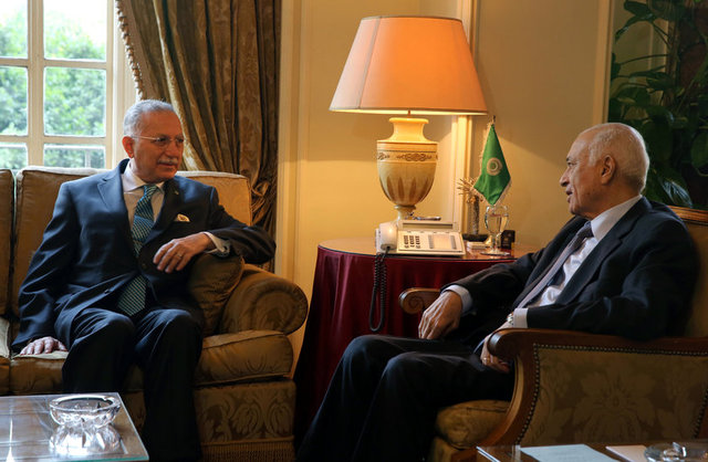 1974'te Ankara Üniversitesi Fen Fakültesi'nde doktorasını tamamladıktan sonra, İngiltere'de Exeter Üniversitesi'nde doktora sonrası çalışmalar yaptı.