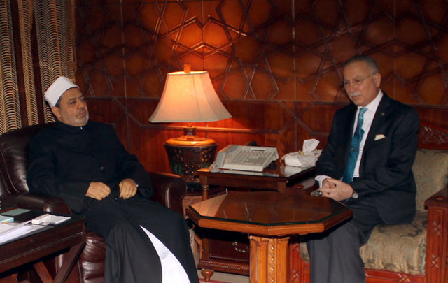 İhsanoğlu, Mısır Ayn Şems Üniversitesi Fen Fakültesi'nden mezun olduktan sonra El Ezher Üniversitesi'nde akademik hayata başladı.